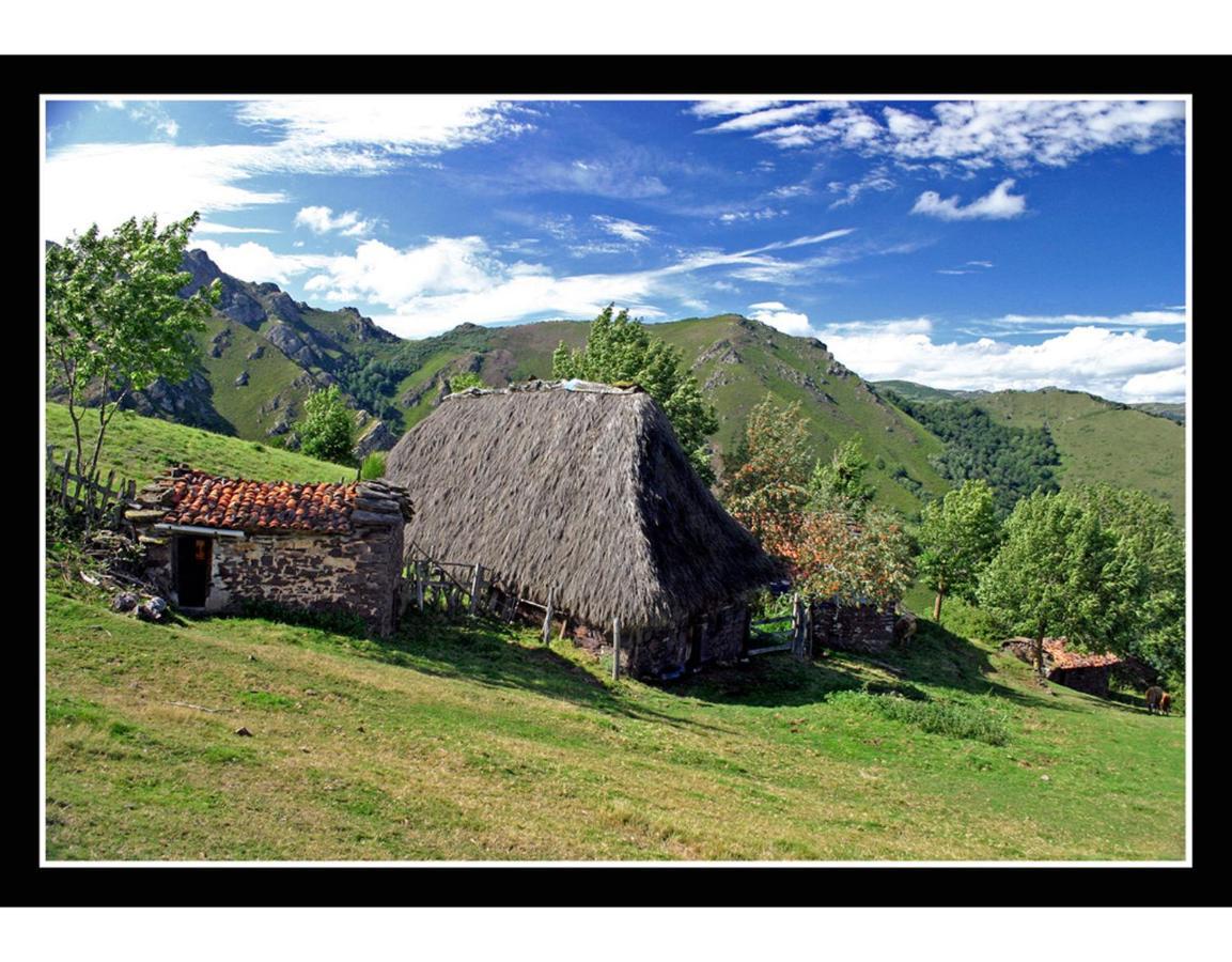 Casa Rural La Carrozal Senda del Oso Hostal Orelleiru Exterior foto